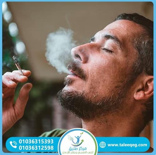 لماذا يدمن البعض الحشيش؟ الأسباب وعوامل الخطورة