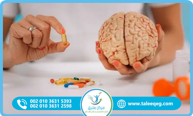 رسم توضيحي يشرح تأثير المخدرات على الجهاز العصبي وخلايا الدماغ والناقلات العصبية